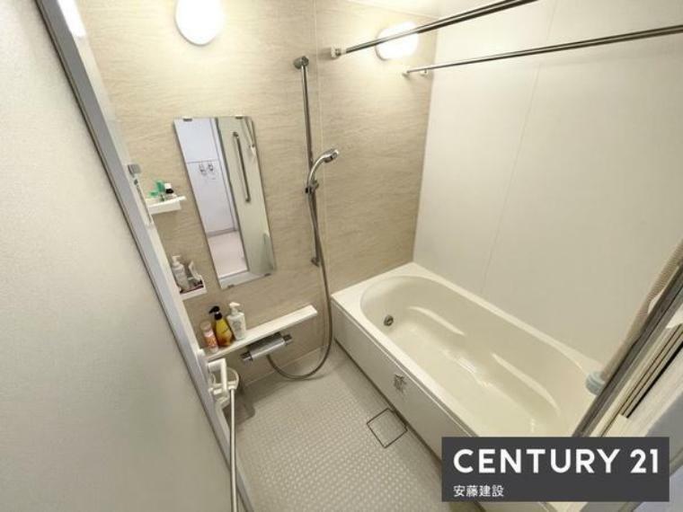 【　浴室　/　Bathroom　】<BR/>たっぷりのお湯にゆったり浸かれそうな、清潔感ある浴室です。<BR/>ホスクリーンが備わっており、雨の日でも室内部屋干し可能