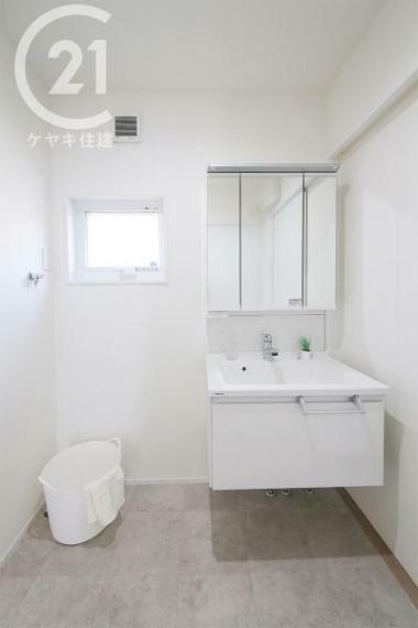 ゆとりの洗面スペースで朝の身支度も快適スムーズ。鏡の裏にはたっぷりと収納を装備！