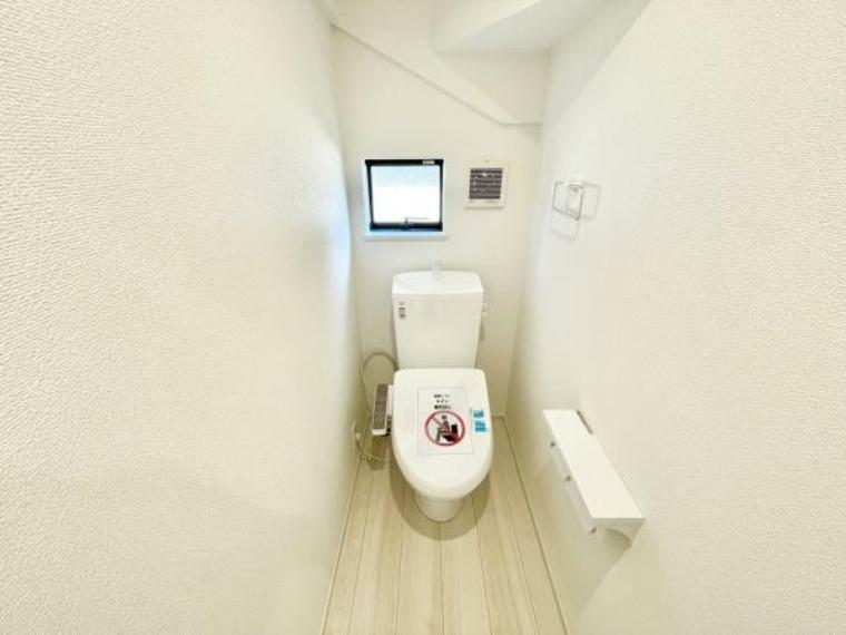 トイレ ■■Toilet■■ 清潔な空間を保ちたいトイレはオフホワイトでまとめました。毎日使う場所だからこそお手入れも楽々にできる機能が搭載されております。汚れが付着しにくい便器はお掃除も楽々です。