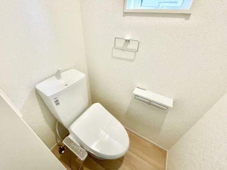 トイレ ■■Toilet■■ 清潔な空間を保ちたいトイレはオフホワイトでまとめました。毎日使う場所だからこそお手入れも楽々にできる機能が搭載されております。汚れが付着しにくい便器はお掃除も楽々です。