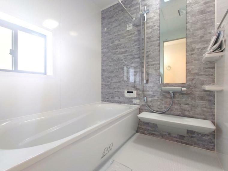浴室 浴室はゆったりサイズの一坪タイプ。のんびりとリラックスしていただけます。洗い場の床は、乾きやすく滑りにくい素材を使用。 ■日野市南平1　新築一戸建て■