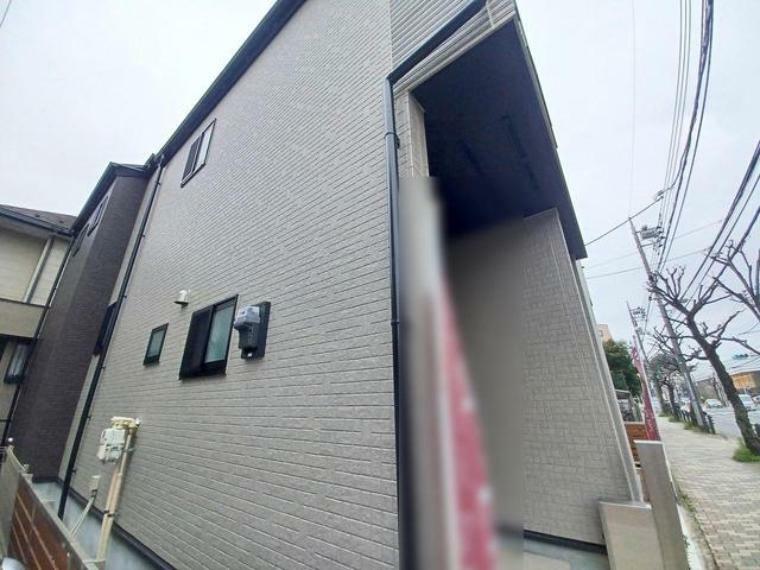 現況外観写真 建物が完成しましたので室内のご見学予約スタート。当日のご見学予約も大歓迎です。お気軽にご連絡ください。他にもインターネットに掲載していない情報も沢山ありますので、比較で併せてご見学ができます。