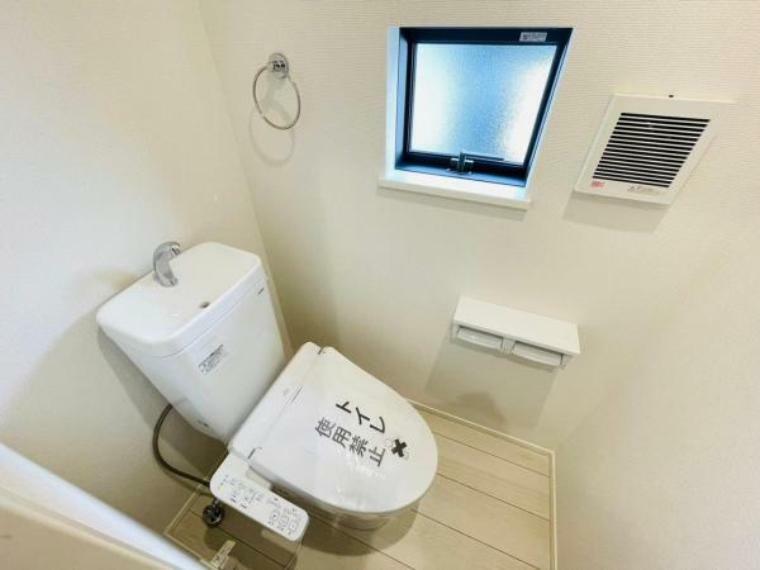 トイレ 明るく清潔感のある節水型ウォシュレットトイレです