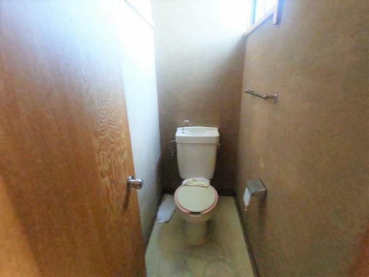 トイレ 【リフォーム中4/28更新】2階トイレ。新しい温水洗浄機能付きトイレに交換いたします。おうちにトイレが2つあれば、順番待ちのイライラも解消ですね。床クッションフロア張替、壁天井クロス張替を行います。