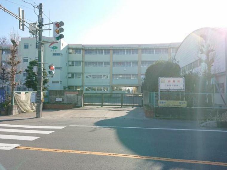 【小学校】坂戸市立三芳野小学校まで約750m（徒歩約10分）。