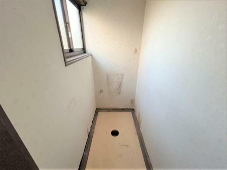 トイレ 【リフォーム中4/28撮影】リクシル製の温水洗浄付便器に新品交換。天井・壁はクロス貼り換え、床はクッションフロアに張替えます。清潔感のあるトイレに仕上がります。