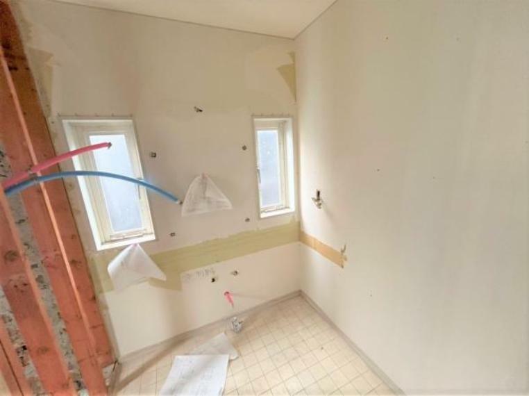 洗面化粧台 【リフォーム中】洗面所の写真です。天井・壁のクロスを張替え、床はクッションフロアを張ります。