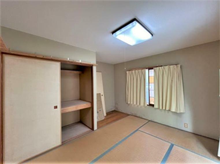 【リフォーム中】1階和室は、畳表替え、障子・ふすま張替え、照明交換を予定しております。LDKとの続き間に和室があるのは嬉しいですね。