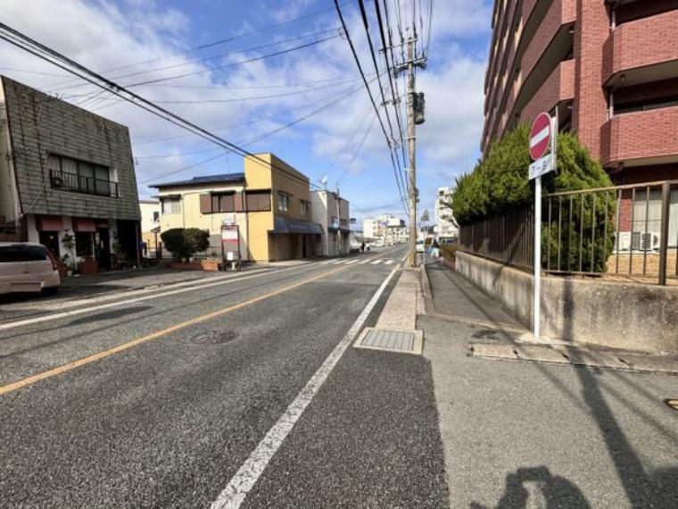 前面道路は、北西側幅員約9Mの公道です。他、北・南側も公道に面しています。