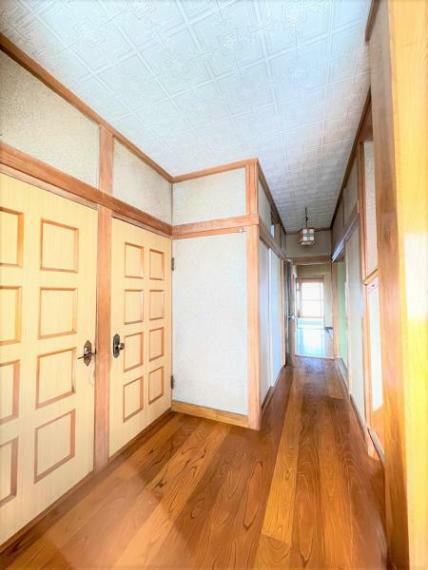 【RF前/1階廊下】1階廊下は壁・天井のクロス張りや照明交換等のリフォームを行います。白色のクロスに床の木目が映える廊下です。