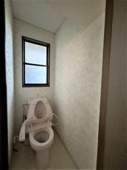 トイレ 【リフォーム中・4月28日撮影】2階トイレは新品に交換致します。壁天井クロス張替え・クッションフロア張替え・照明交換を行います。