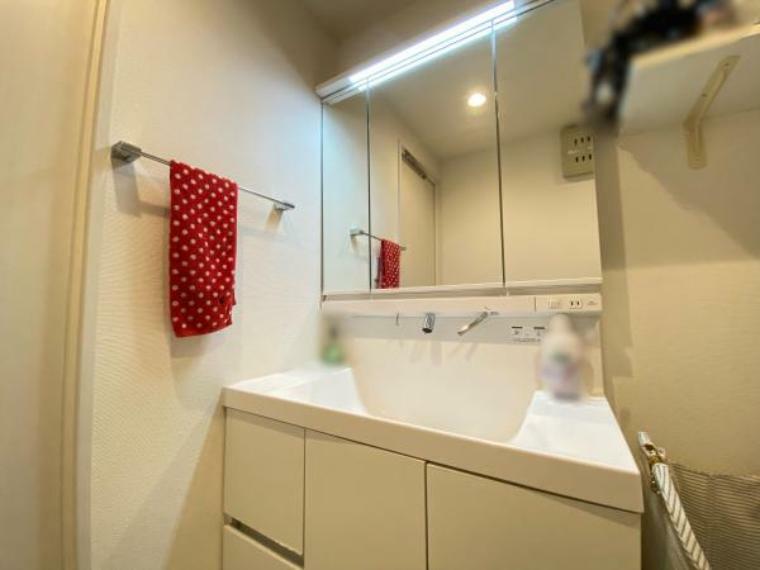 【洗面室】清潔感溢れる色合いで統一されていると、スッキリと整った印象をうけます。鏡の裏にはたっぷりと収納スペースを標準装備！