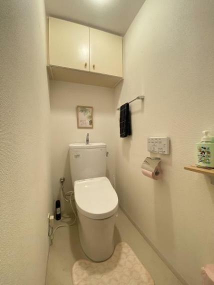 トイレ 【トイレ】白を基調とした、シンプルながらも落ち着くデザイン。洗浄付き温水便座で機能性も兼ね備えています