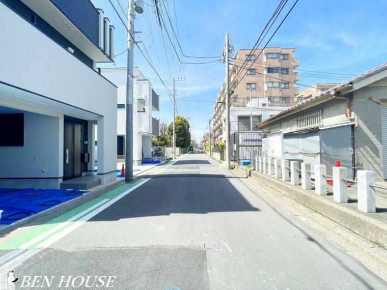 現況写真 前面道路含む外観・見通しの良い前面道路。交通量が少ないので、車の出し入れもスムーズにできます。