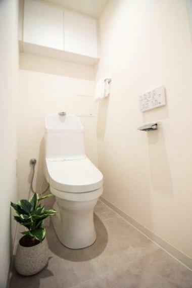 トイレ TOTO製ウォシュレット一体型のトイレは、お掃除の手助けをしてくれる便利機能が搭載されています。毎日使う場所だからこそ、清潔に保ちたいですね。