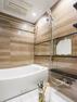浴室 心と身体を癒すバスルーム。光沢感のある木目調のパネルが、より一層くつろぎと高級感を演出します。換気・乾燥・暖房・涼風機能付きです。