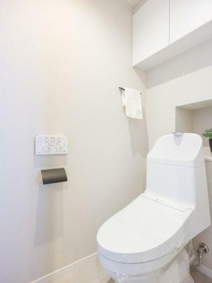 トイレ お掃除の手間を減らしてくれる機能が充実したトイレです。備え付けの吊戸棚は、トイレットペーパーや掃除用具などが収納できて便利です。