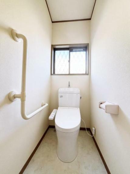トイレ （トイレ）毎日使う場所だからこそお手入れも楽々にできる機能が搭載されております。汚れが付着しにくい便器はお掃除も楽々です*