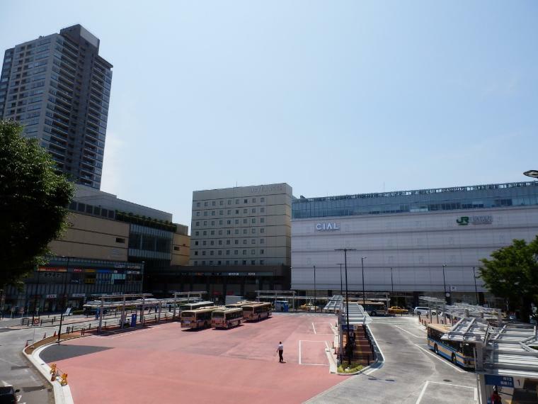 JR『鶴見』駅（横浜駅までの所要時間は約11分。朝夕のラッシュ時は当駅始発の東京方面行きの電車があります。）