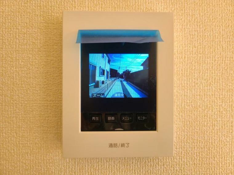 同仕様写真（内観） TVモニター付インターホン　訪問者を画像と音声で確認できる、防犯性に優れた安心のシステム。