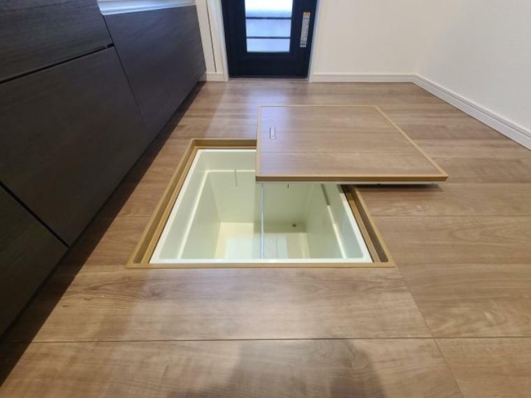 同仕様写真（内観） 床下収納　小さな間口で床下スペースを有効に使用できます。