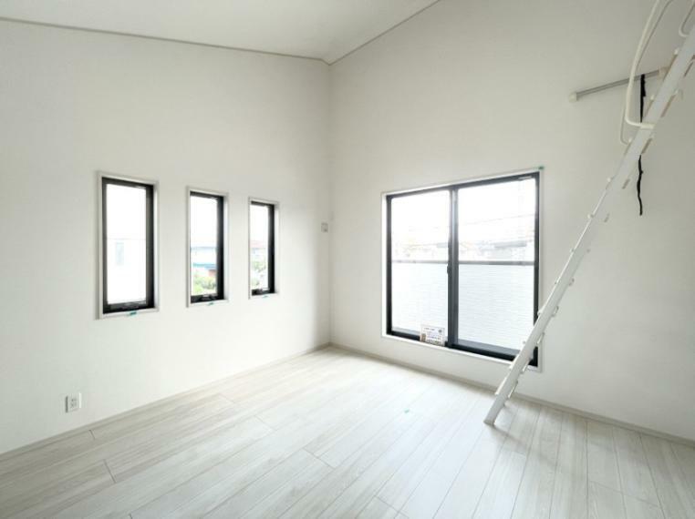 ロフト付きの洋室は天井も高く収納充実！ロフトは収納スペースとしても寝室としても使い方色々ですね。