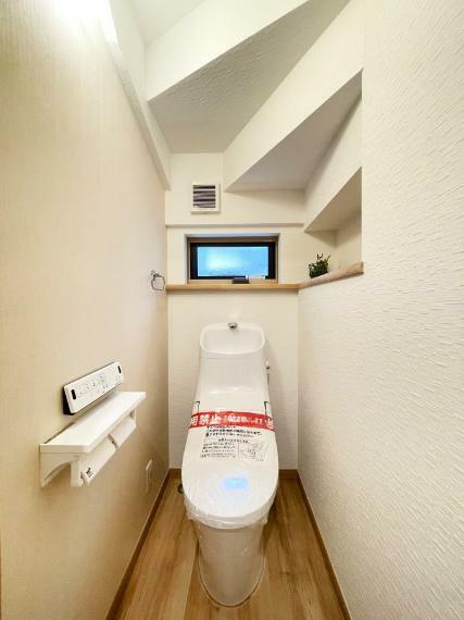 トイレ 明るく清潔感のあるトイレです。