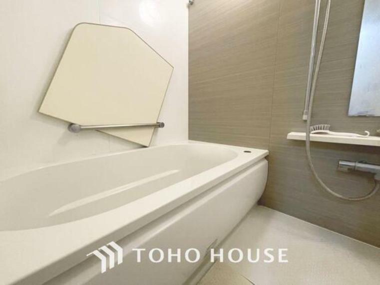 「浴室乾燥機能付きのバスルーム」癒しの空間バスルームです。天気に左右されずに洗濯物を乾かせる、浴室乾燥機・オートバス機能付きです。