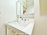 洗面化粧台 「シャワー機能付きの洗面台」シンプルだからこそ使いやすい。スタンダードなデザインの洗面ボウルは清潔感あるホワイトです。