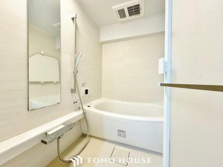 浴室 「浴室乾燥機能付きのバスルーム」癒しの空間バスルームです。天気に左右されずに洗濯物を乾かせる、浴室乾燥機・オートバス機能付きです。