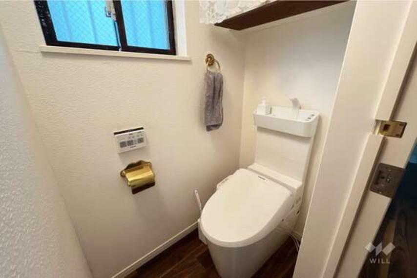 トイレ 1階トイレ［2024年3月30日撮影］ペーパーホルダー、タオルホルダーはゴールドで統一されています。
