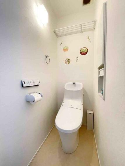 トイレ 1階　トイレ白を基調とした清潔感のある落ち着いた空間です。