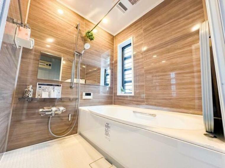 浴室 リフォームにより浴室がより快適な空間に変わりました。新しいタイル、照明、色彩などが調和していて、一日の終りの癒やしの空間が出来上がりました。