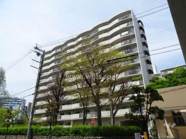 阪急南茨木ハイタウン駅前高層住宅J棟の外観（南東側から）