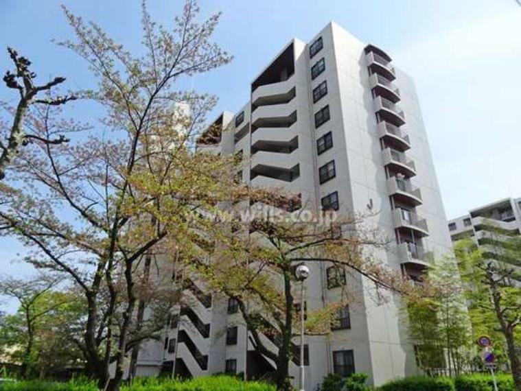 阪急南茨木ハイタウン駅前高層住宅J棟の外観（北西側から）