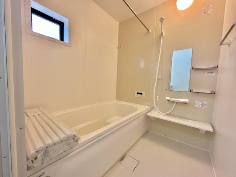 浴室 【1号棟】浴室は湿気がたまりやすく、換気扇だけではどうしてもカビが出てしまいやすい場所。窓があるだけで、あっという間に換気ができますのでお風呂のカビお掃除も気持ちが良いです。