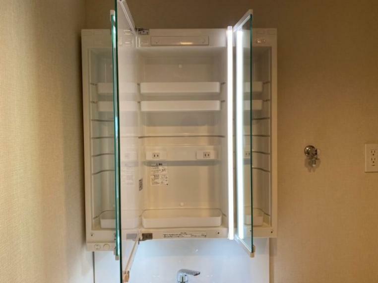 収納 鏡の裏には収納スペースが標準装備