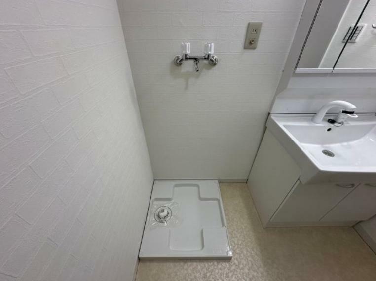 ランドリースペース トイレには快適な温水洗浄便座付き