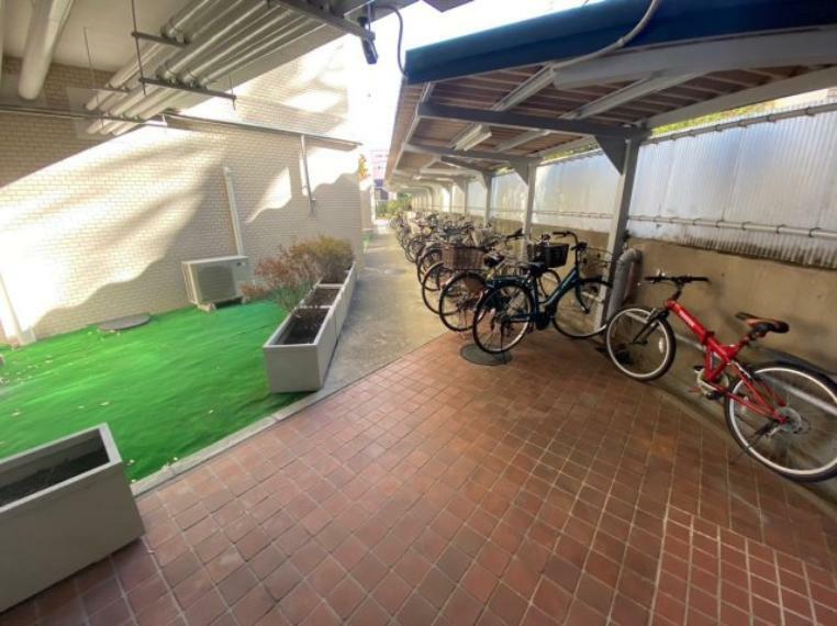 駐輪場 屋根付きの自転車置き場です