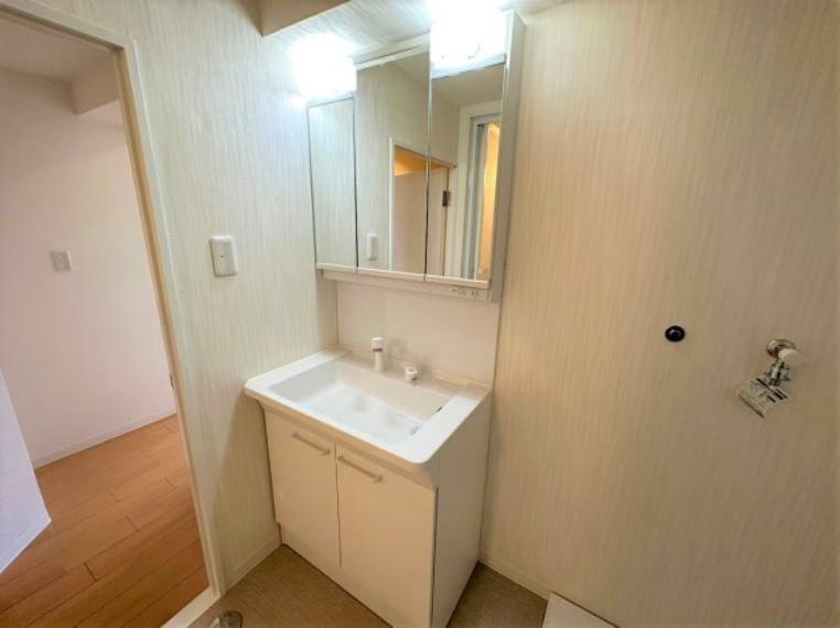 ゆとりの洗面スペースで朝の身支度も快適スムーズに。鏡の裏には収納スペースが標準装備！