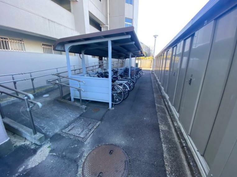 駐輪場 屋根のある自転車置き場です