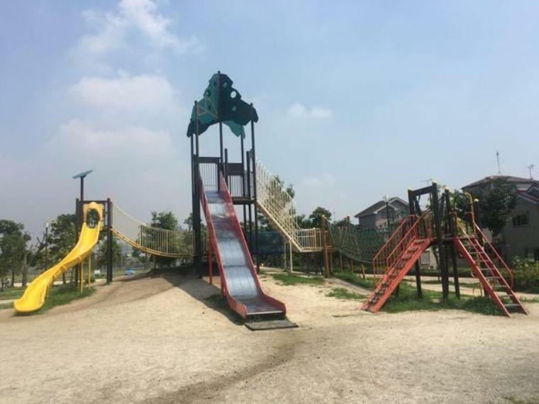 小田公園 軟式野球場や、じゃぶじゃぶ池広場、赤と黄色のカラフルな大型すべり台などがあり、子供たちが楽しめる公園です。