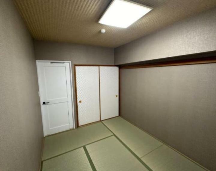 和室 6帖の和室～客間として使用したり、横になって寛いだりと、あると便利な癒し空間。押入れもあり来客用のお布団も収納でき便利です。