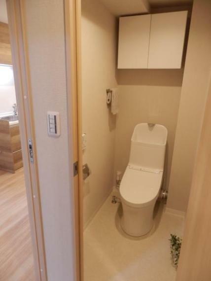 トイレ TOTO製　温水洗浄便座一体型　扉付収納