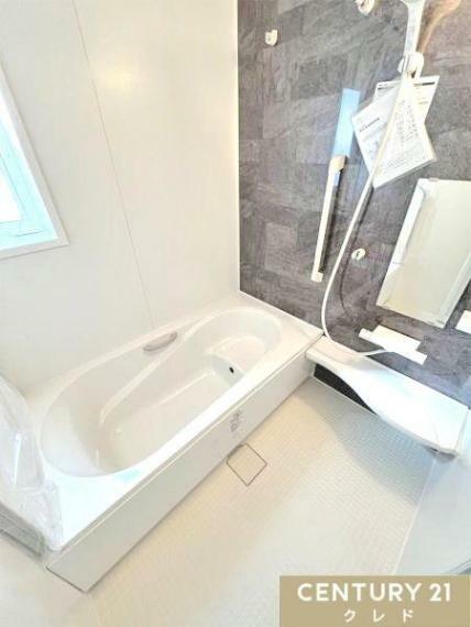 浴室 1坪タイプのユニットバスは半身浴も楽しめるベンチ付きの浴槽です！ 壁紙や各設備の使用感、天井までの高さなど写真では伝えられないポイントが沢山あります。 実際にチェックしていただけたらと思います。