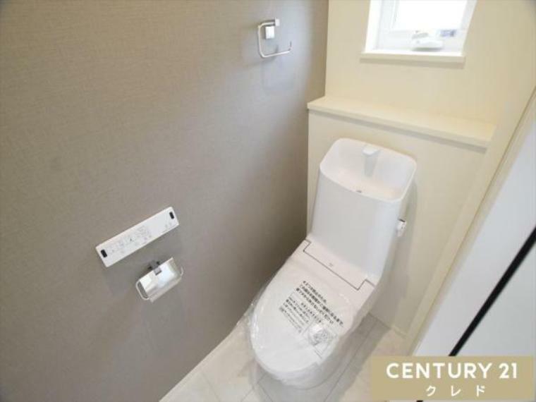 トイレ 【温水洗浄便座でデリケートな衛生面も安心】 節水型でエコなトイレには、今では当たり前のウォシュレット付き。 換気用に換気扇はもちろん、窓も着いているので常に快適ですね