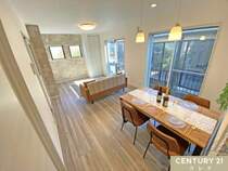 モデル家具を設置した14.83帖のLDK<BR/>キッチン前には家族で囲む食卓スペース、窓際にはTVやソファーを置いたくつろぎスペースとして、キッチンからお部屋全体を眺めることができます。