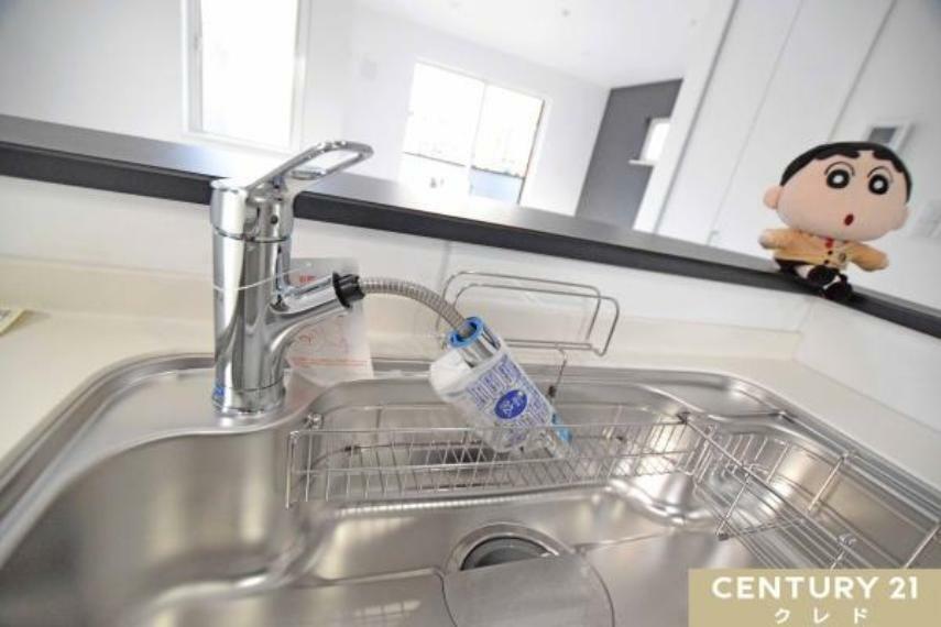 キッチン キッチンには自由度の高いシャワー付きの水栓を使用。 シンクの壁面にも直接水をかけることができるので、洗剤の洗い残しなどのリスクを少なくします。