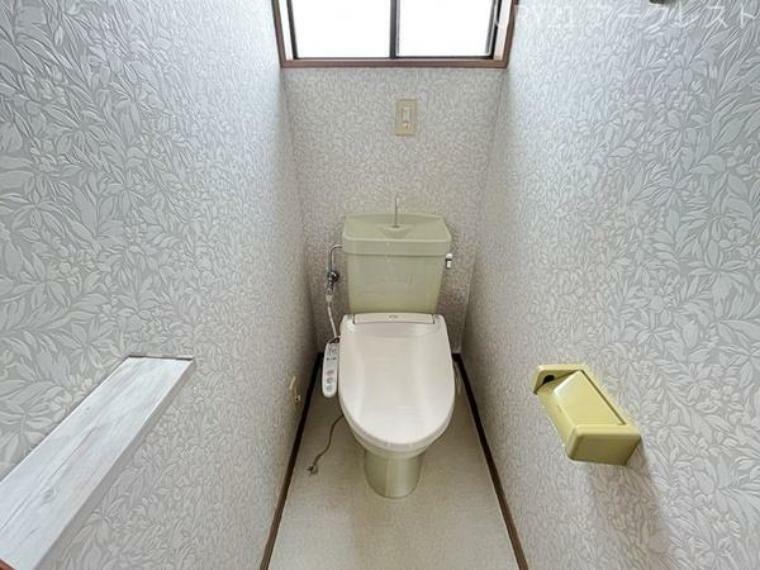小窓のある温水洗浄便座付トイレ