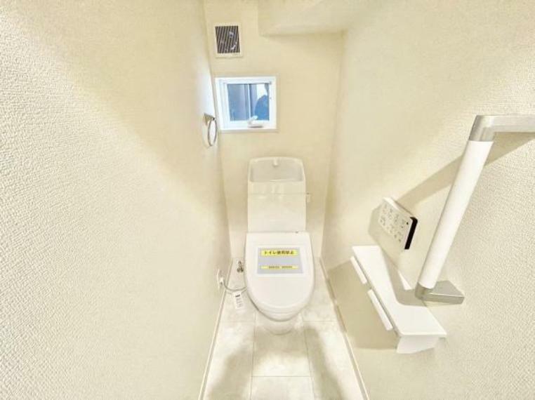 トイレ ■■Toilet■■ 清潔な空間を保ちたいトイレはオフホワイトでまとめました。毎日使う場所だからこそお手入れも楽々にできる機能が搭載されております。汚れが付着しにくい便器はお掃除も楽々です。